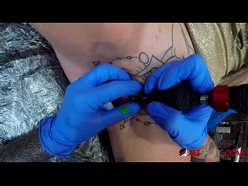 ❤️ Ekstrèmman tatoue hottie Sully Savage te fè yon tatoo sou klitoris li ❤ Fucking nan pònografi ht.rassadakubani.ru ☑